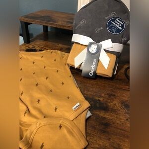 Gerber 3 Piece Onesies With Matching Hooded Towel and 3 Washcloths!